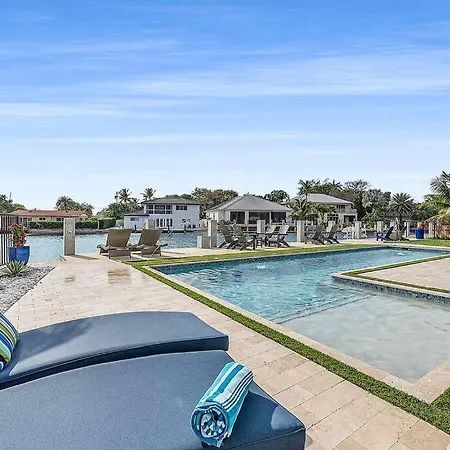 Villa Waterfront Heated Pool Hosts 14!